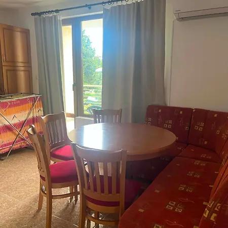 Beachfront 1-bedroom With Pool In ネセバル
