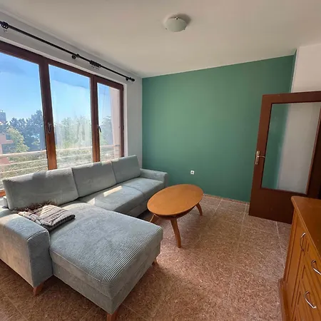 Beachfront 1-bedroom With Pool In アパート